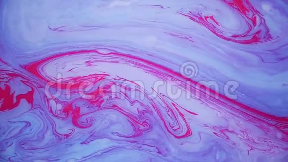 水上蓝紫色墨水的污渍摘要背景片段视频的预览图