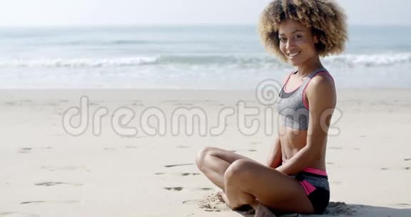 沙滩上的年轻运动女孩视频的预览图