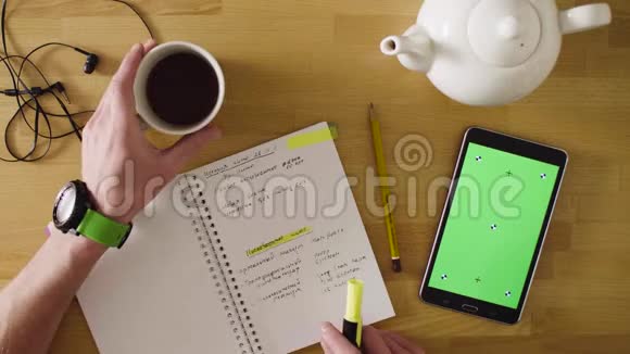 绿色屏幕男性手滚动平板电脑视频的预览图