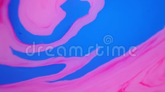 水上沾着蓝粉色的墨水摘要背景片段视频的预览图