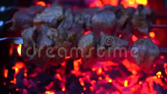 在金属扦上烤串烹饪烤肉时烤熟的肉传统东方菜什什串烧烤炉视频的预览图