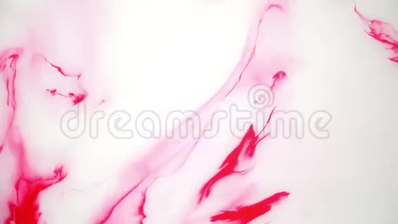 水上沾着粉红色的墨水摘要背景片段视频的预览图