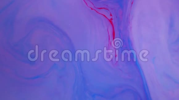 水上沾着蓝粉色的墨水摘要背景片段视频的预览图