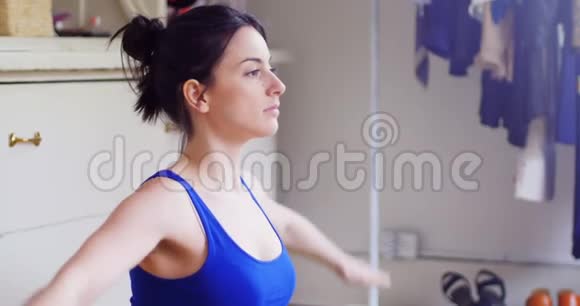 年轻女子练习瑜伽4K视频的预览图