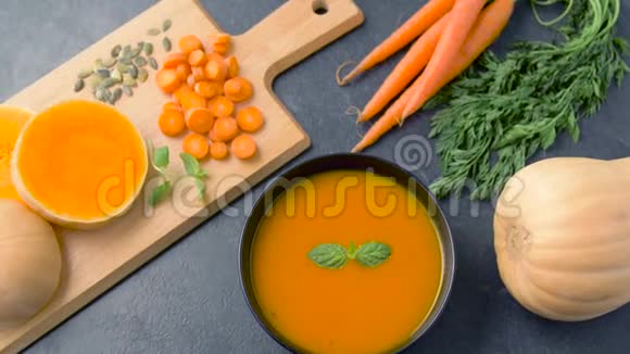 把蔬菜南瓜奶油汤装在碗里视频的预览图