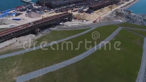克里米亚大桥施工造桥的过程桥梁的跨度和拱的装配视频的预览图
