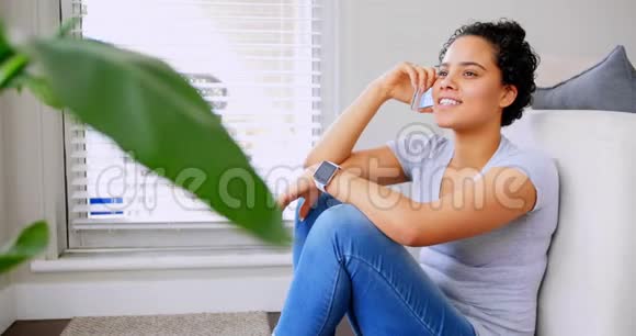 4k客厅的幸福女人在用手机说话视频的预览图