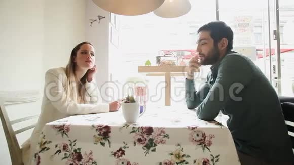 一对夫妇在餐馆聊天视频的预览图