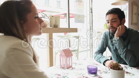 一对夫妇在餐馆聊天视频的预览图