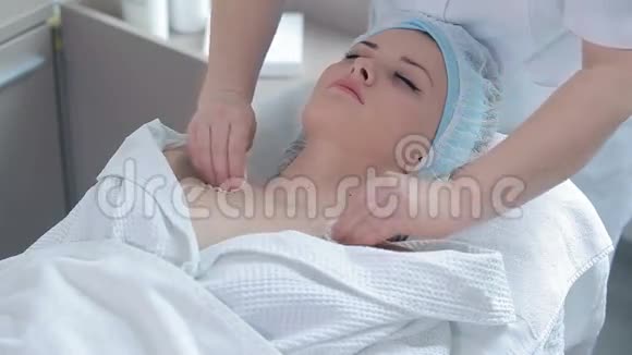 美容师使用身体面具视频的预览图