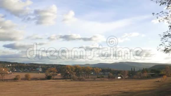 秋天的乡村景观视频的预览图