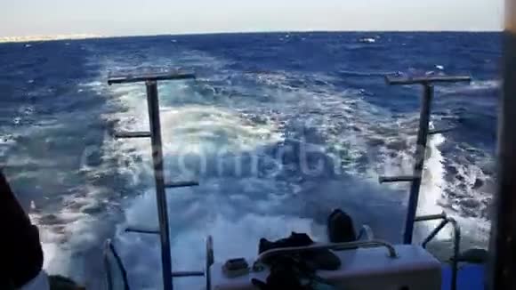 船漂浮在波浪上在红海中留下一条小径视频的预览图