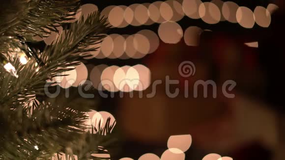 圣诞树的背景是bokeh灯视频的预览图