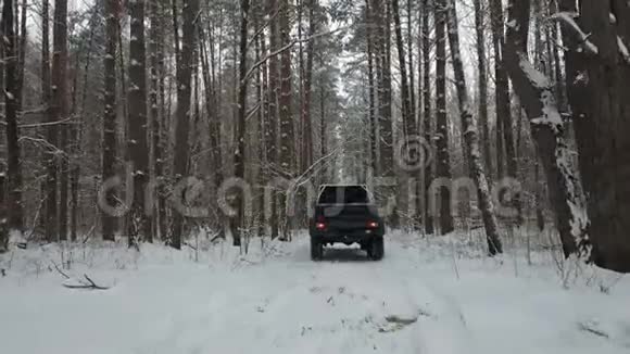 越野车6x6在白雪覆盖的森林覆盖的森林视频的预览图