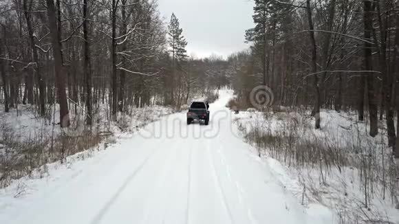 越野车6x6在白雪覆盖的森林覆盖的森林视频的预览图