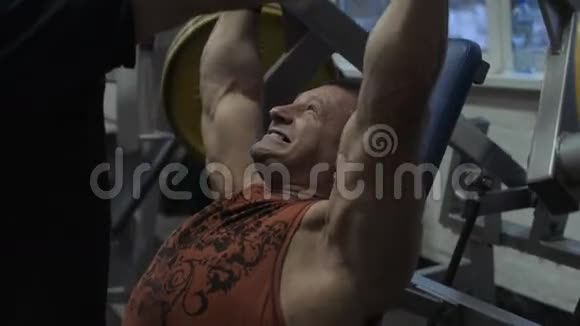 肌肉健美运动员在健身房锻炼在健身房锻炼体重的人视频的预览图