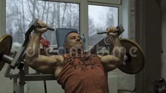 肌肉健美运动员在健身房锻炼在健身房锻炼体重的人视频的预览图