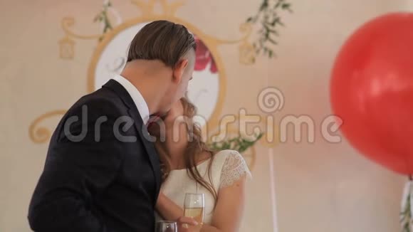 新郎新娘接吻结婚纪念日视频的预览图