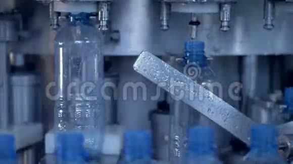 PET瓶厂生产线4K视频的预览图