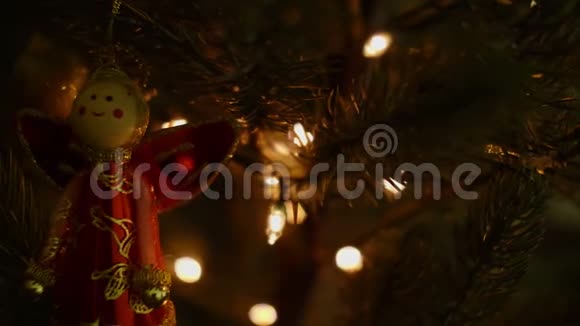 圣诞树上的仙女装饰和圣诞彩灯视频的预览图