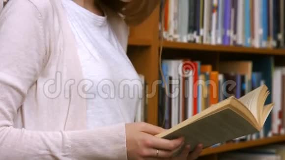 学生在图书馆读书视频的预览图
