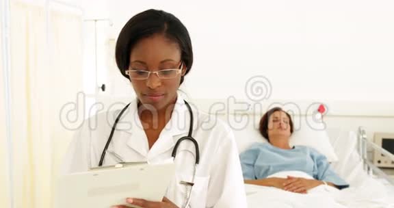 护士在病房剪贴板上书写视频的预览图