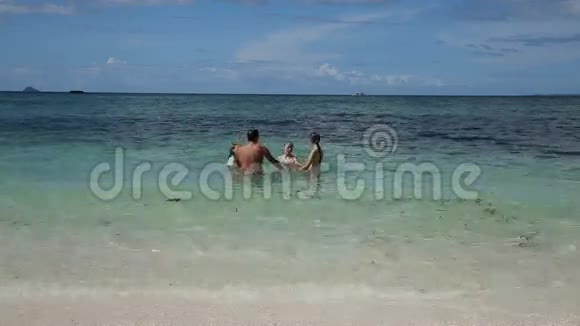 幸福的一家人在海里玩耍视频的预览图