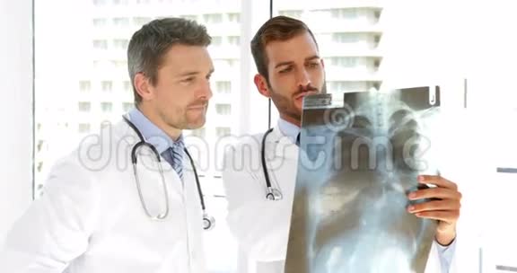 严肃的医生在看x射线视频的预览图