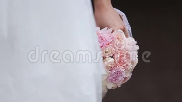 新娘带一束花视频的预览图