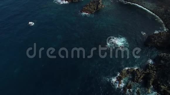 在特内里费的海岸上空飞行视频的预览图
