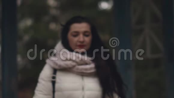 秋天公园散步的美丽年轻女子视频的预览图