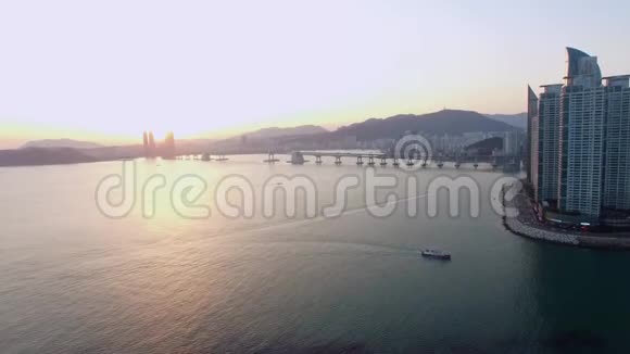 海城日落的鸟瞰图视频的预览图