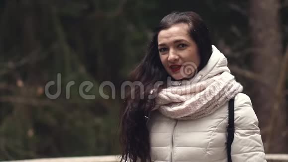 秋天公园散步的美丽年轻女子视频的预览图