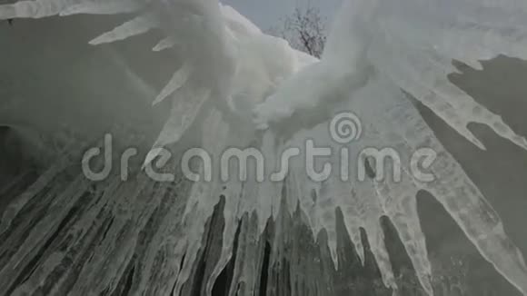 岩石上巨大的冰柱视频的预览图
