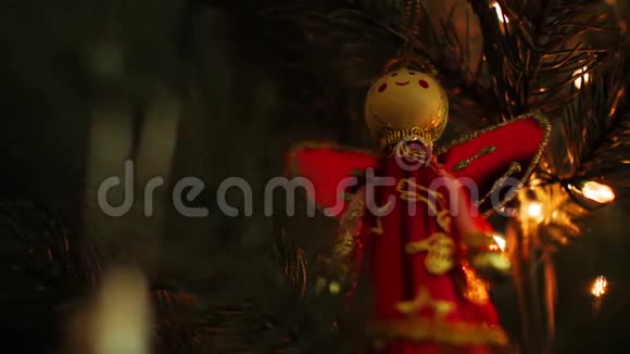 圣诞树上的仙女装饰和圣诞彩灯视频的预览图