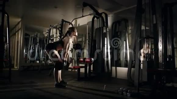 女人在健身房举起杠铃视频的预览图