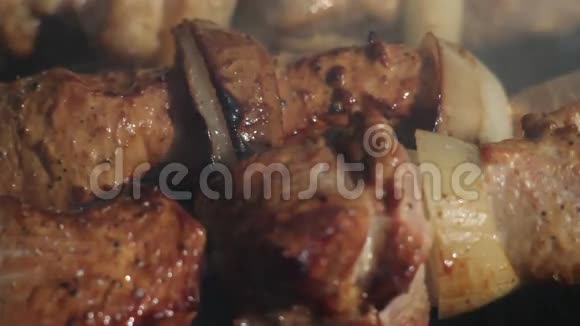 肉在火上烤着视频的预览图