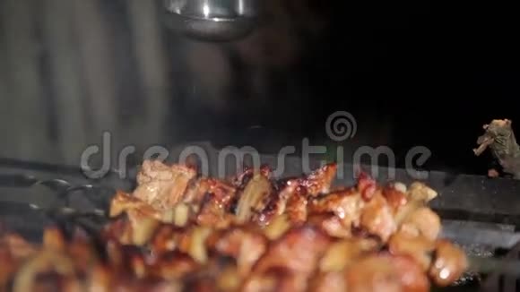 肉在火上烤着视频的预览图