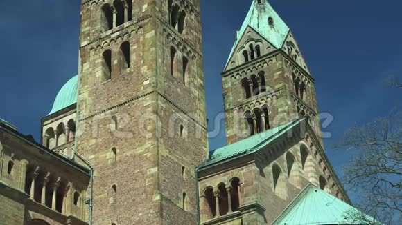 钟楼前面的斯派尔大教堂著名的教科文组织世界遗产地视频的预览图