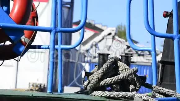 拖网渔船摆动系泊线视频的预览图