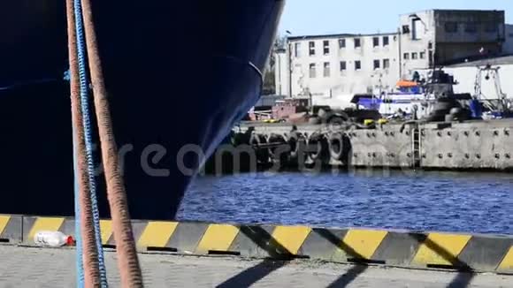 拖网渔船摆动系泊线视频的预览图