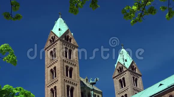 钟楼前面的斯派尔大教堂著名的教科文组织世界遗产地视频的预览图