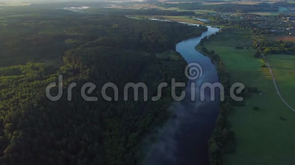 绿色草地河流的空中地貌视频的预览图