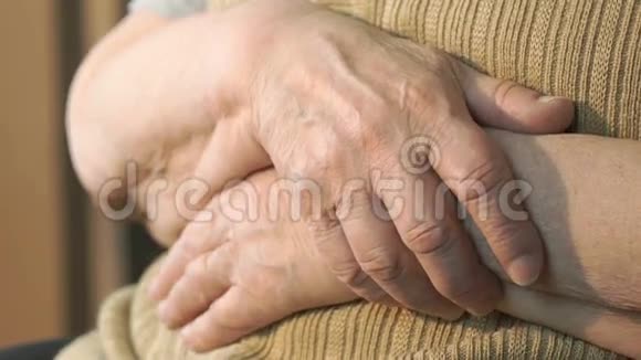 老皱的女人的手视频的预览图