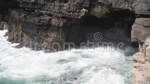 强烈的极端海浪撞击洞穴悬崖洞穴波卡多地狱葡萄牙视频的预览图