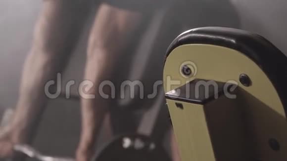 肌肉健美男用哑铃做二头肌锻炼视频的预览图