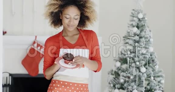 快乐的年轻非洲女人庆祝圣诞节视频的预览图
