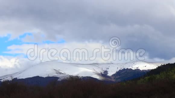 冬季比利牛斯山脉的时间推移视频的预览图