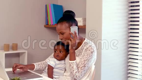 女人在电话里抱着婴儿视频的预览图