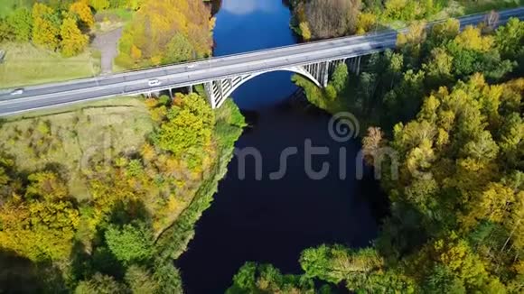 河上桥的鸟瞰图视频的预览图